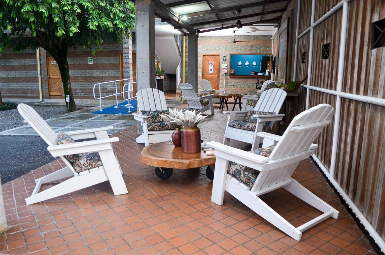 Hosteria Horizontes Caucasia Exterior photo