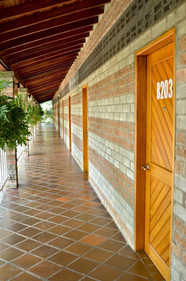 Hosteria Horizontes Caucasia Exterior photo