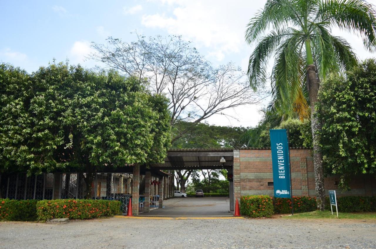 Hosteria Horizontes Caucasia Exterior photo